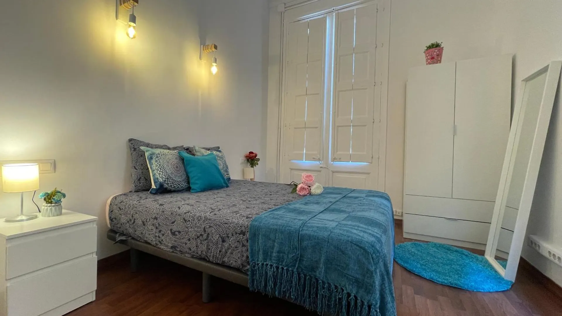 Heart Of Ghotic Private Rooms Barcelona Hostel